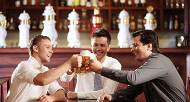 Zakelijke mannen proosten met bier